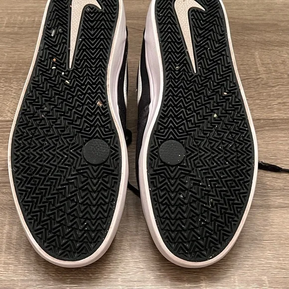 Nike Black court shoes, size 10 - Picture 4 of 6